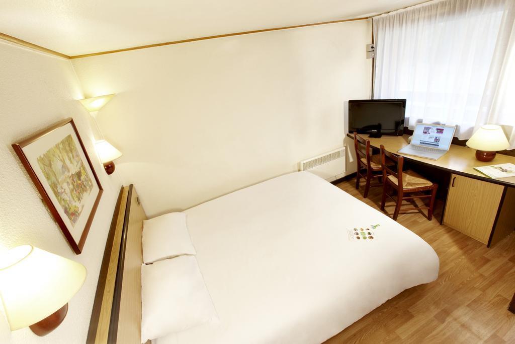 Campanile Saintes Hotel Bagian luar foto