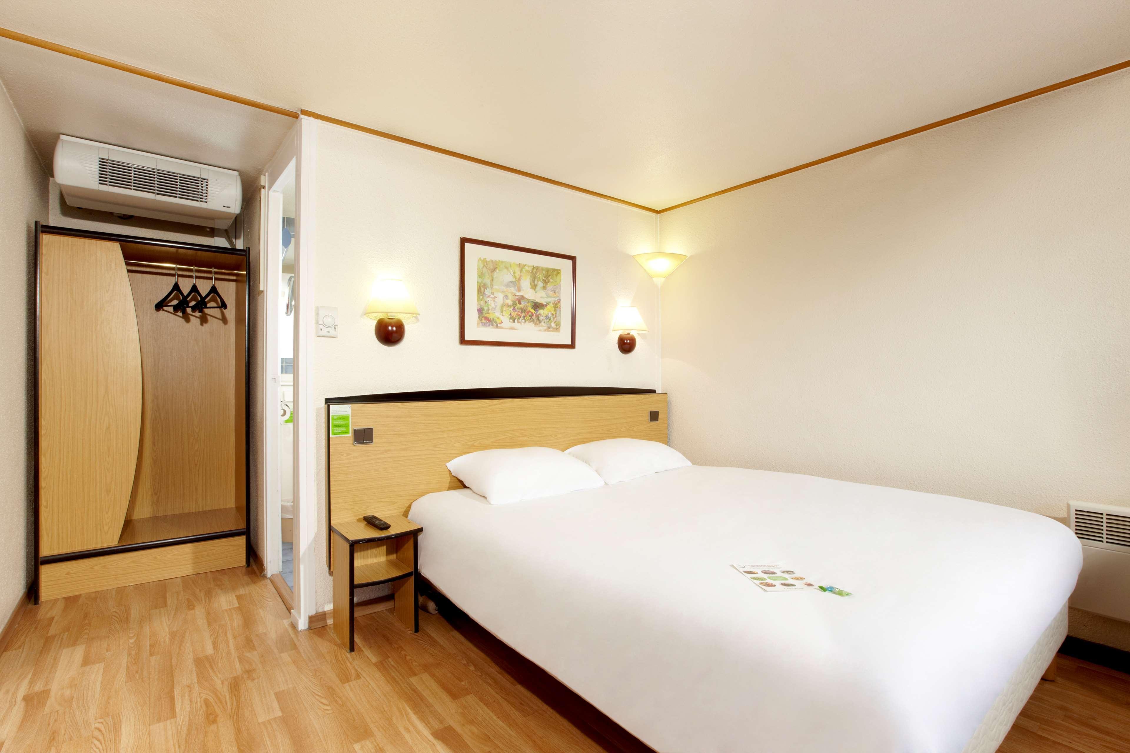 Campanile Saintes Hotel Bagian luar foto