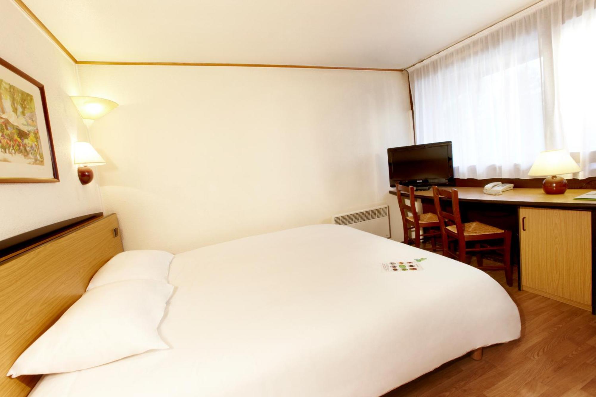 Campanile Saintes Hotel Bagian luar foto
